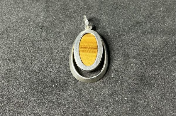 Tigers eye pendant with a silver setting - Image 4