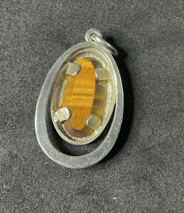 Tigers eye pendant with a silver setting - Image 2