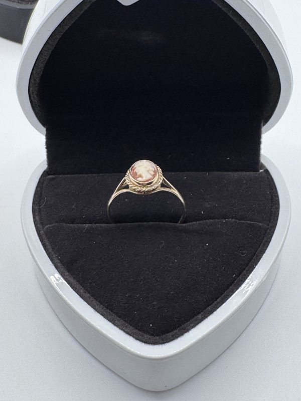 9 carat gold cameo ring