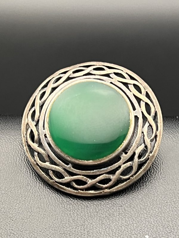 Vintage green agate Celtic Knott brooch sterling silver - Image 2