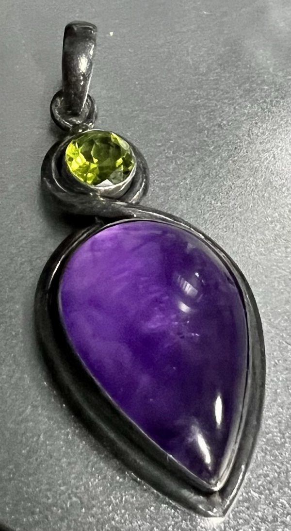 Large amber and peridot pendant encased in silver - Image 2