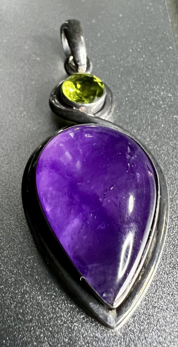 Large amber and peridot pendant encased in silver - Image 3