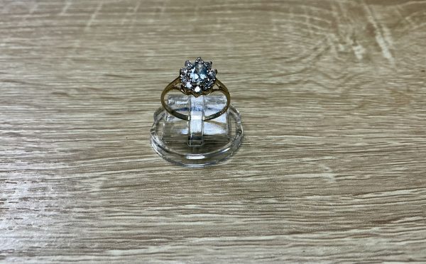 9 ct Aquamarine and CZ ring - Image 5