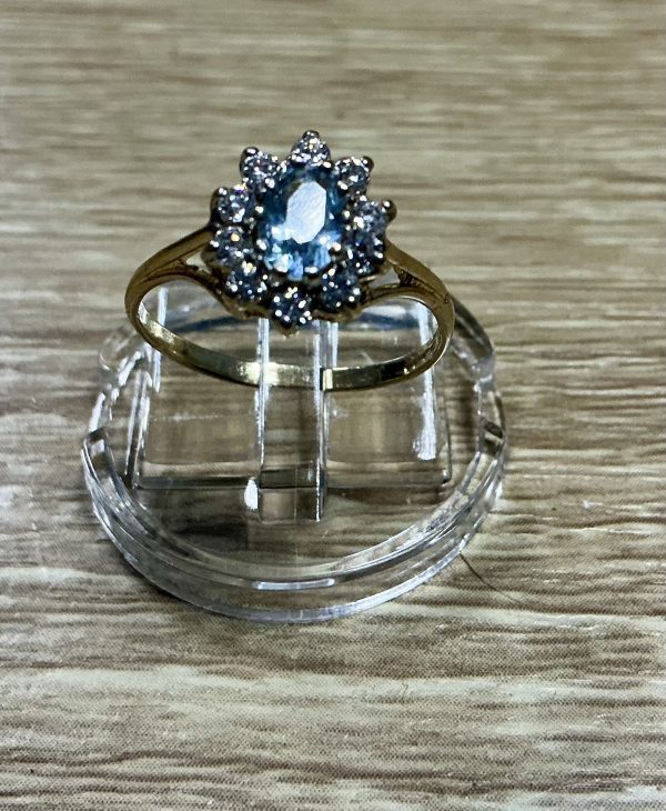 9 ct Aquamarine and CZ ring - Image 6