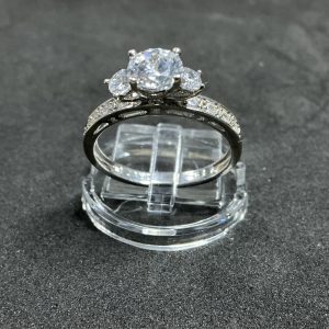 925 ring with brilliant CZ stones.