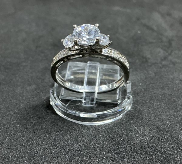 925 ring with brilliant CZ stones.