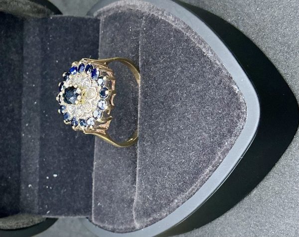 Large 9 carat gold Sapphire and diamond cluster ring - Image 4
