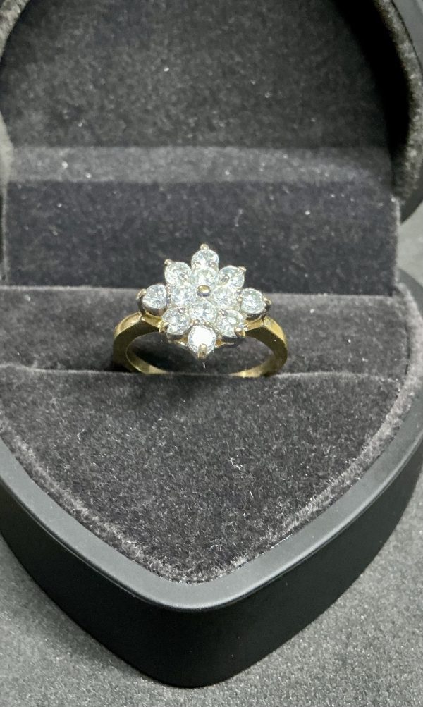 Large 18 ct gold floral ring with colourless stones - Image 3
