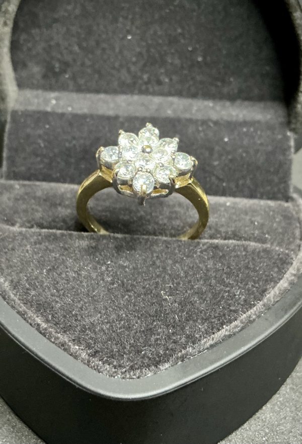 Large 18 ct gold floral ring with colourless stones - Image 4