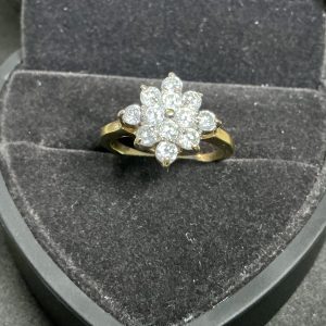 Large 18 ct gold floral ring with colourless stones