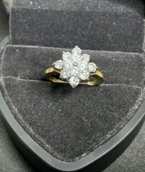Large 18 ct gold floral ring with colourless stones