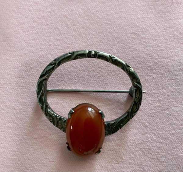 Vintage silver brooch with carnelian stone - Image 3