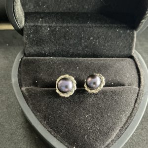 Vintage Silver black pearl stud earrings