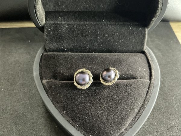 Vintage Silver black pearl stud earrings