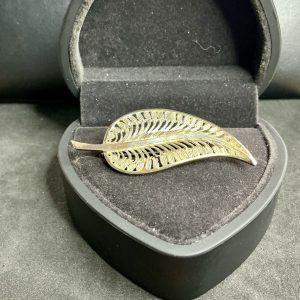 Silver filigree leaf brooch