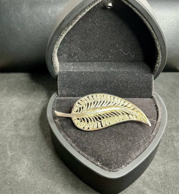 Silver filigree leaf brooch - Image 2