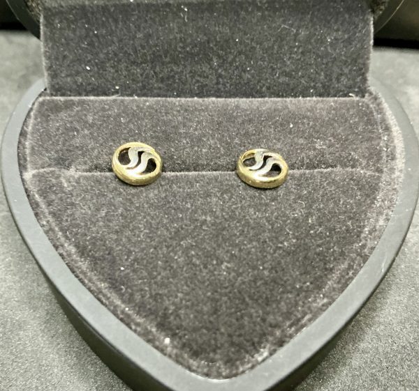 10 carat gold stud earrings - Image 2