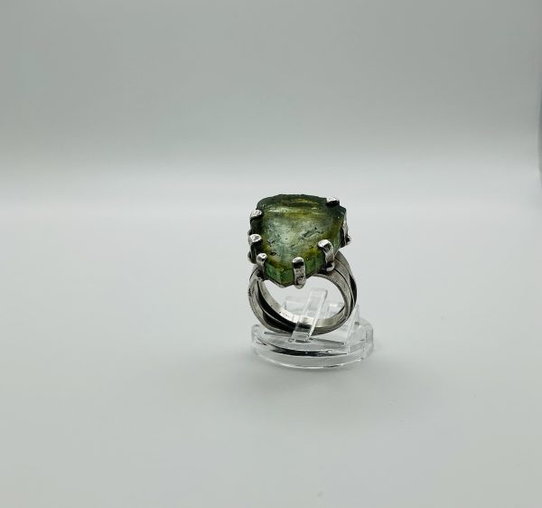 Raw Emerald Sterling Silver Ring – Shield-Cut Statement Piece - Image 4