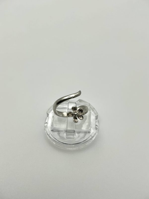 Sterling Silver Wrap-Around Daisy Ring – Size E, 1.1g - Image 3