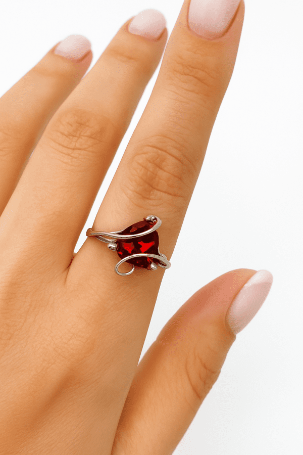 Elegant Sterling Silver Garnet Ring – Size O, 925 SCS, 2.6g – Vintage Swirl Design