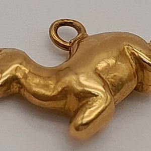 A 9K Yellow Gold Resting Camel Pendant/Charm. 15mm.