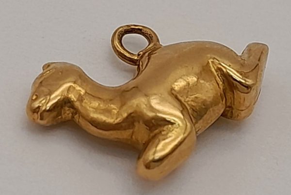 A 9K Yellow Gold Resting Camel Pendant/Charm. 15mm.